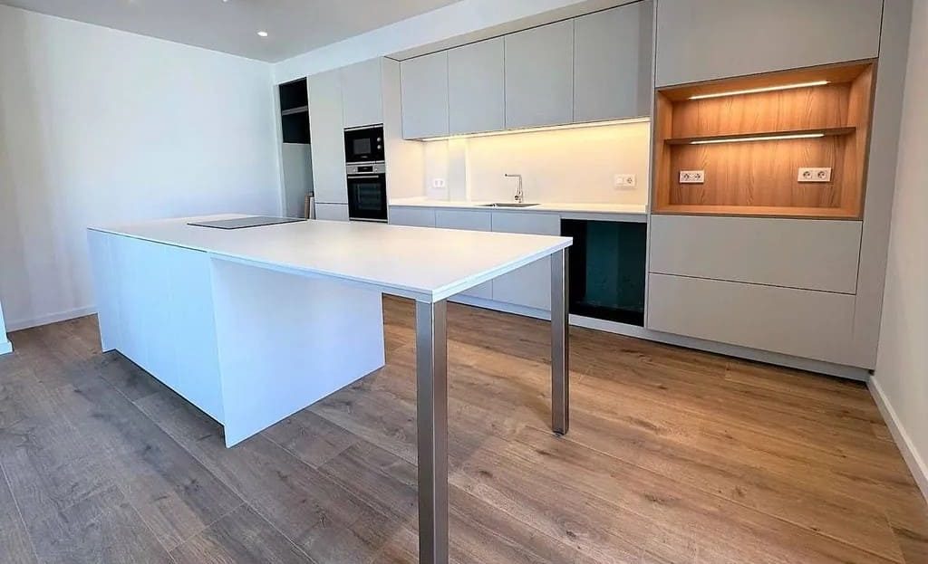 Кухня с островом, встроенной техникой и большим рабочим пространством