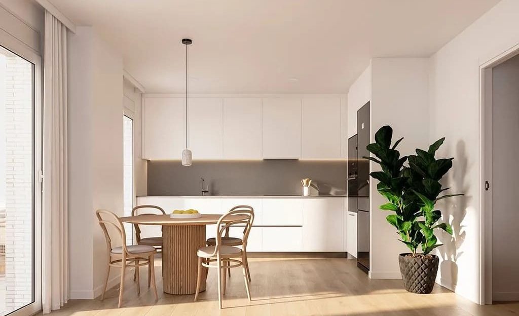 Современная кухня-столовая с естественным освещением