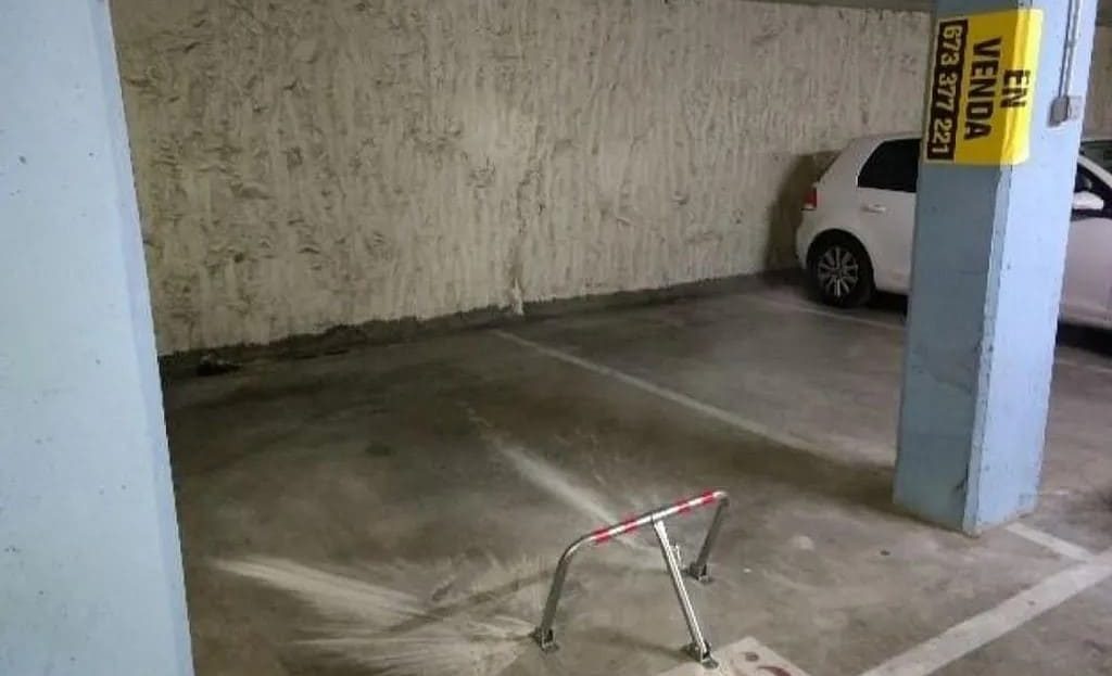 Парковочное место в подземном паркинге с ограничительным барьером