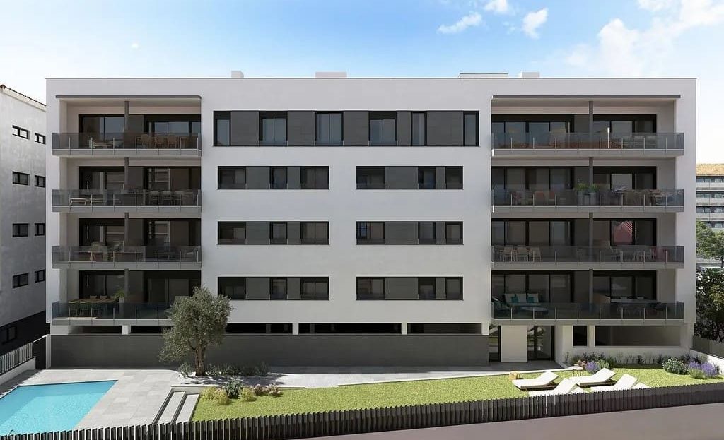 Фасад нового жилого комплекса с зелёной зоной.