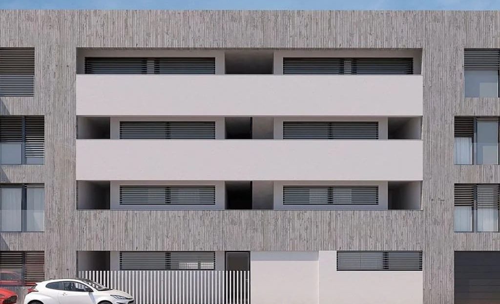 Уличный фасад новостройки с современным архитектурным стилем