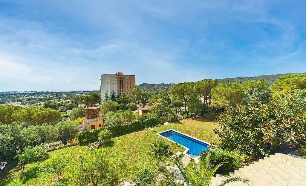 Вид на сад, бассейн и горы с верхнего уровня.