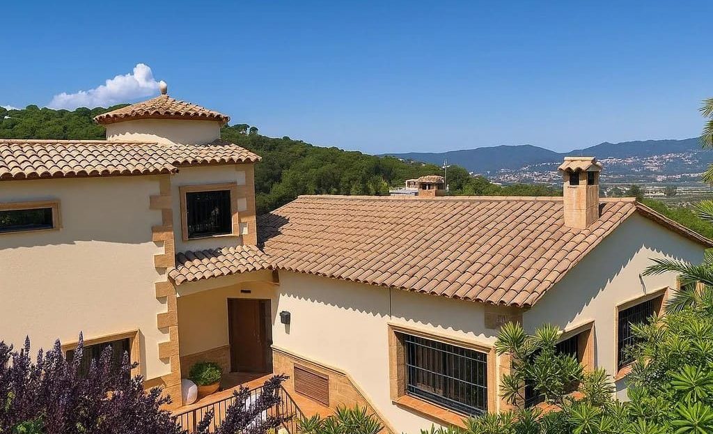 Фасад виллы с видом на окружающие холмы.