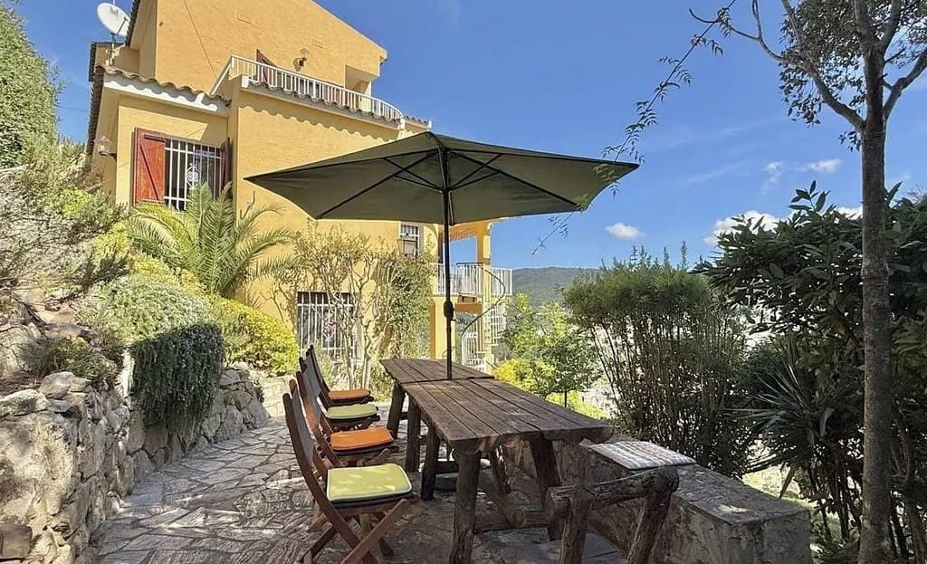 Терраса с зоной отдыха и садом.