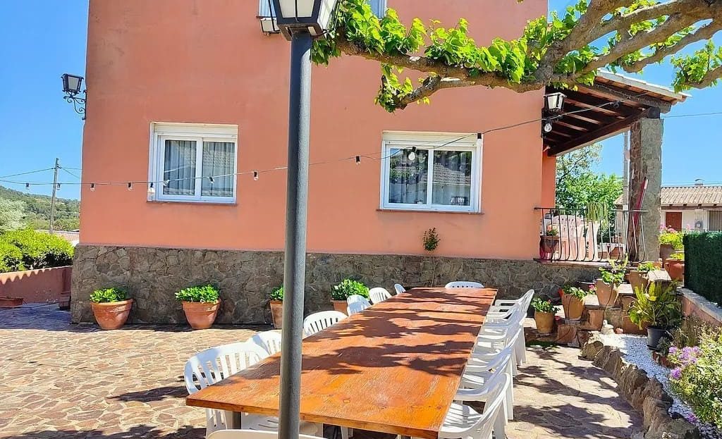 Терраса с большой обеденной зоной на свежем воздухе.