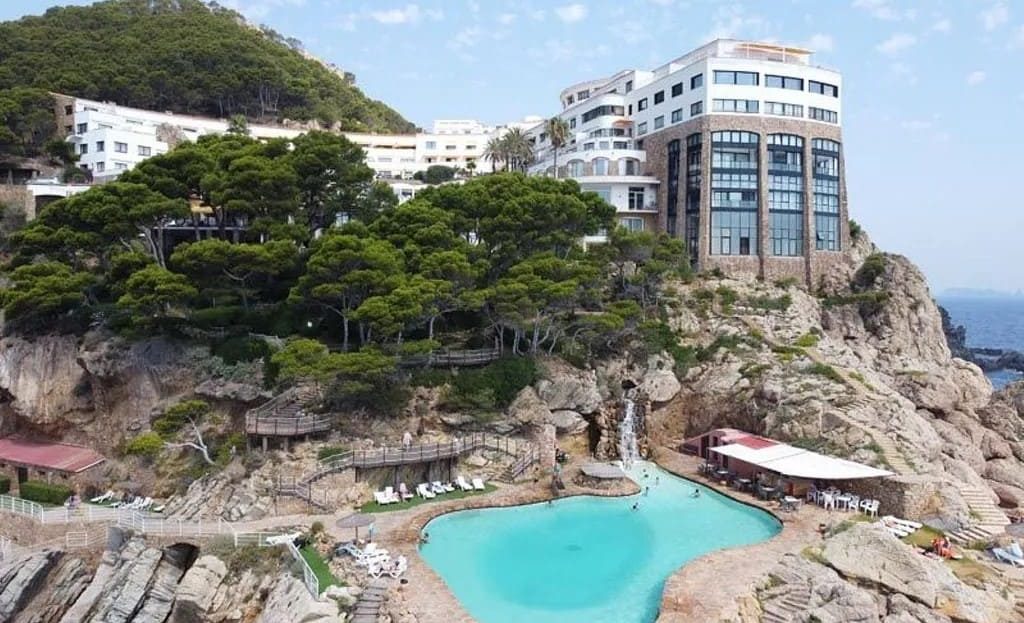 Общий бассейн комплекса Cap Sa Sal у скалистого побережья.