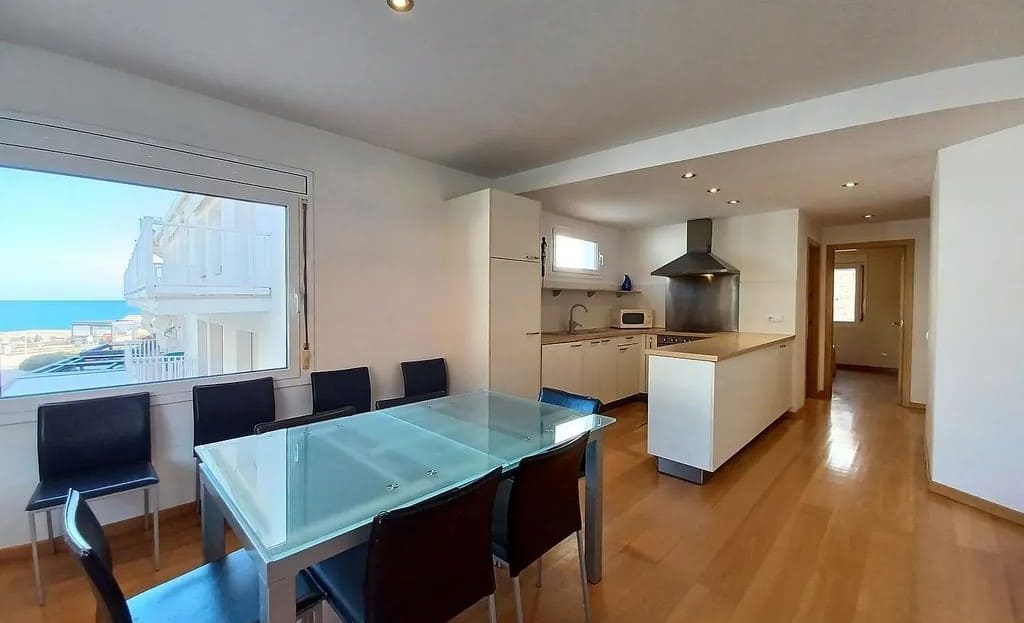 Гостиная-столовая с большими окнами и выходом на балкон