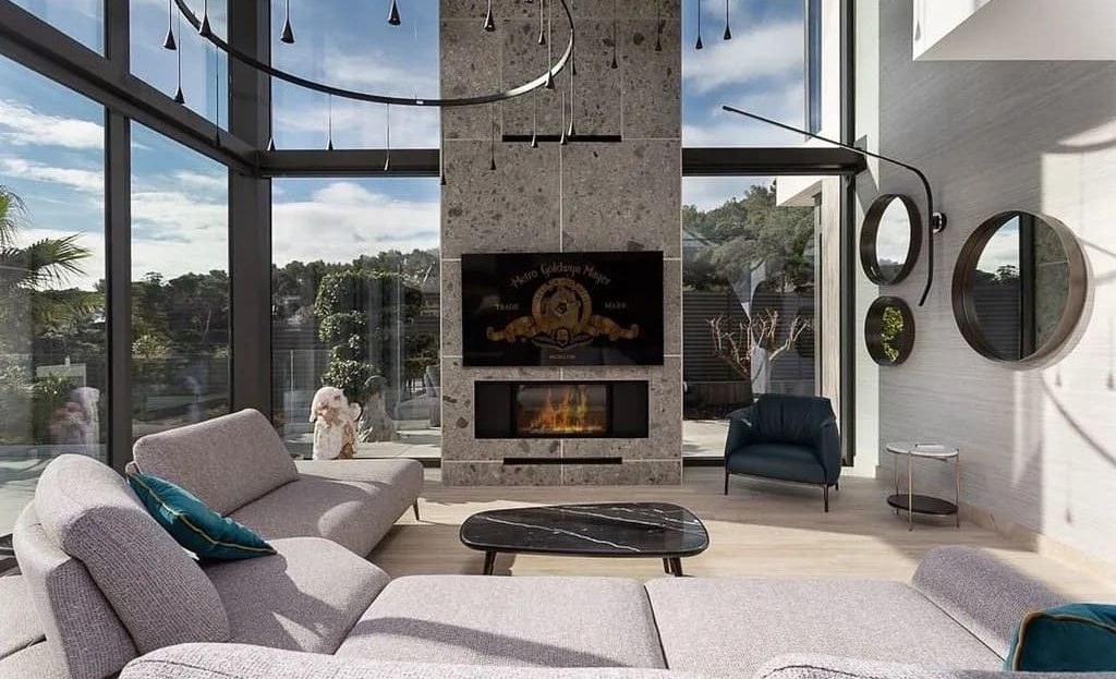 Гостиная с камином, двухсветным пространством и видом на море