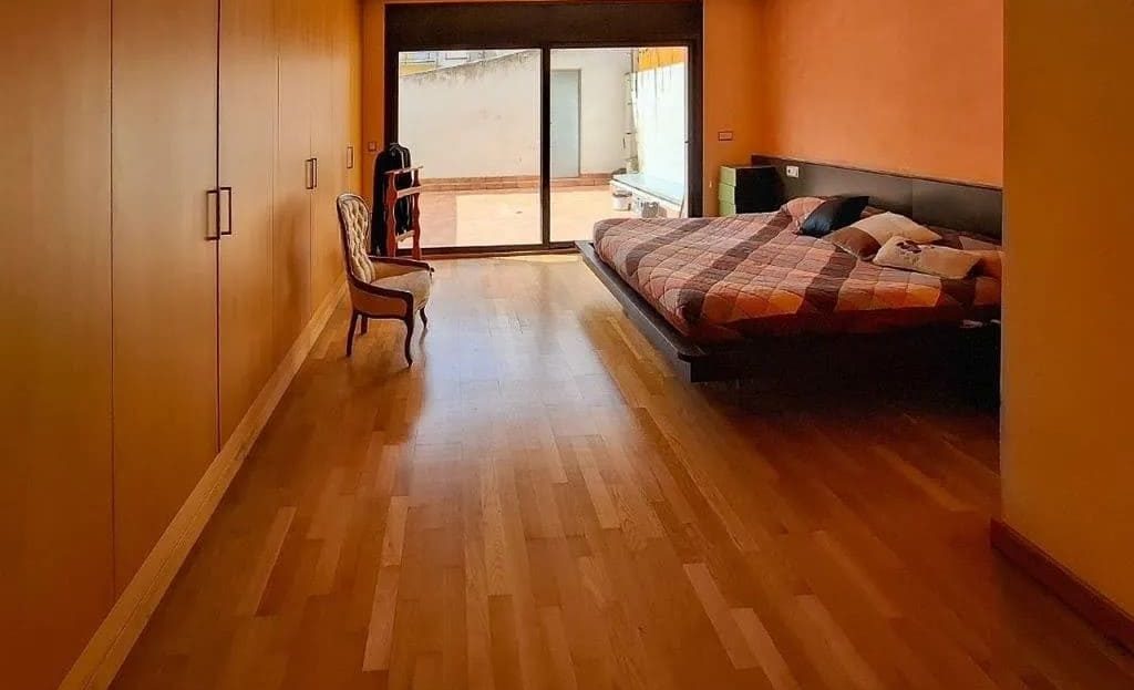 Главная спальня с большим количеством встроенных шкафов и выходом на террасу.