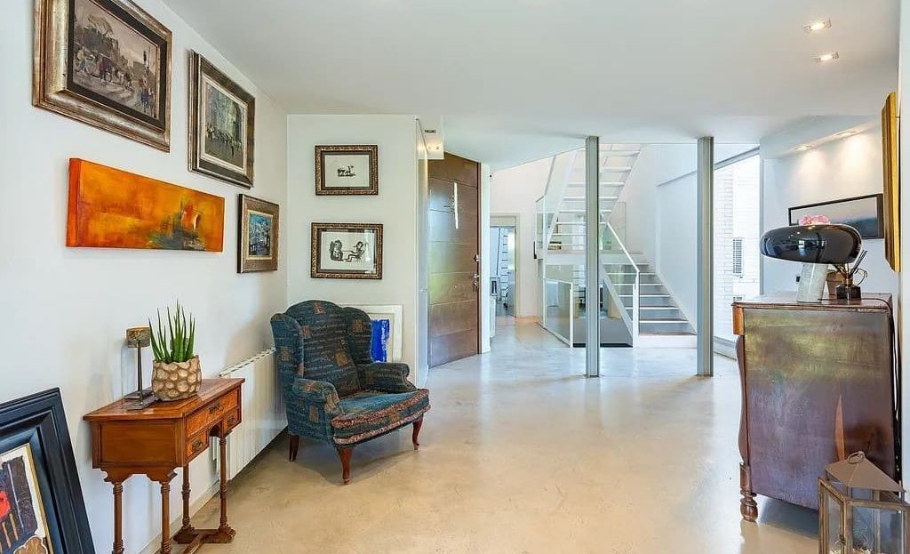 Гостиная и холл с большим пространством и естественным освещением