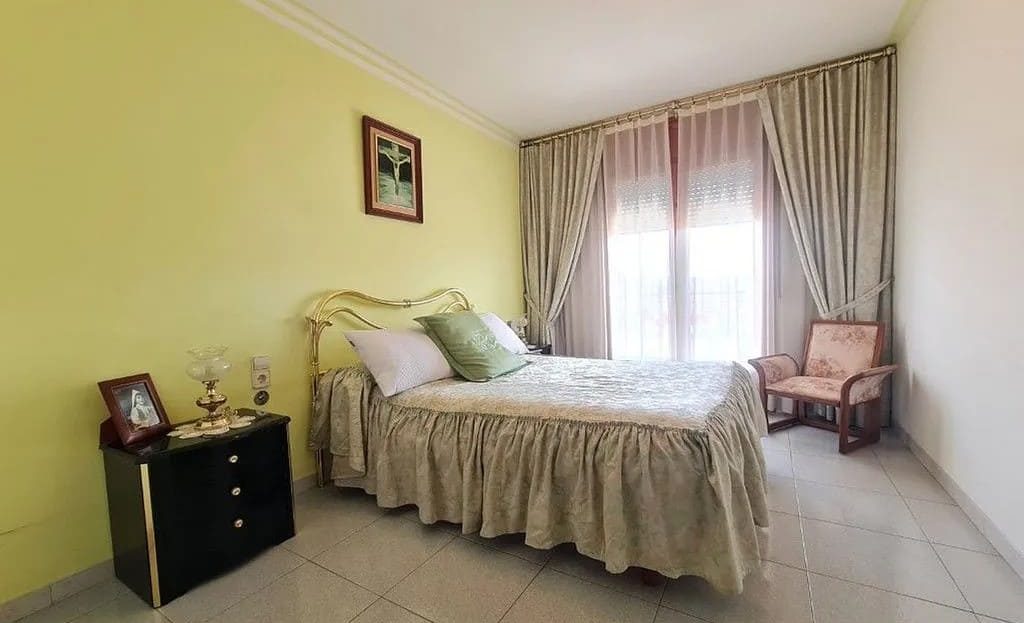 Главная спальня с двуспальной кроватью и большим окном