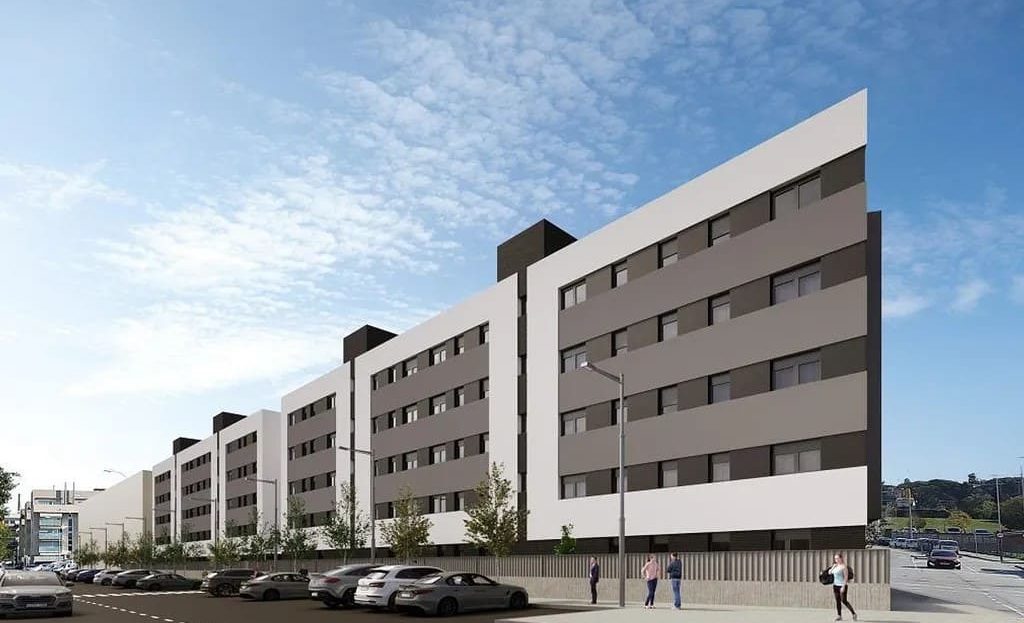 Перспектива жилого комплекса с парковочной зоной и пешеходной аллеей.