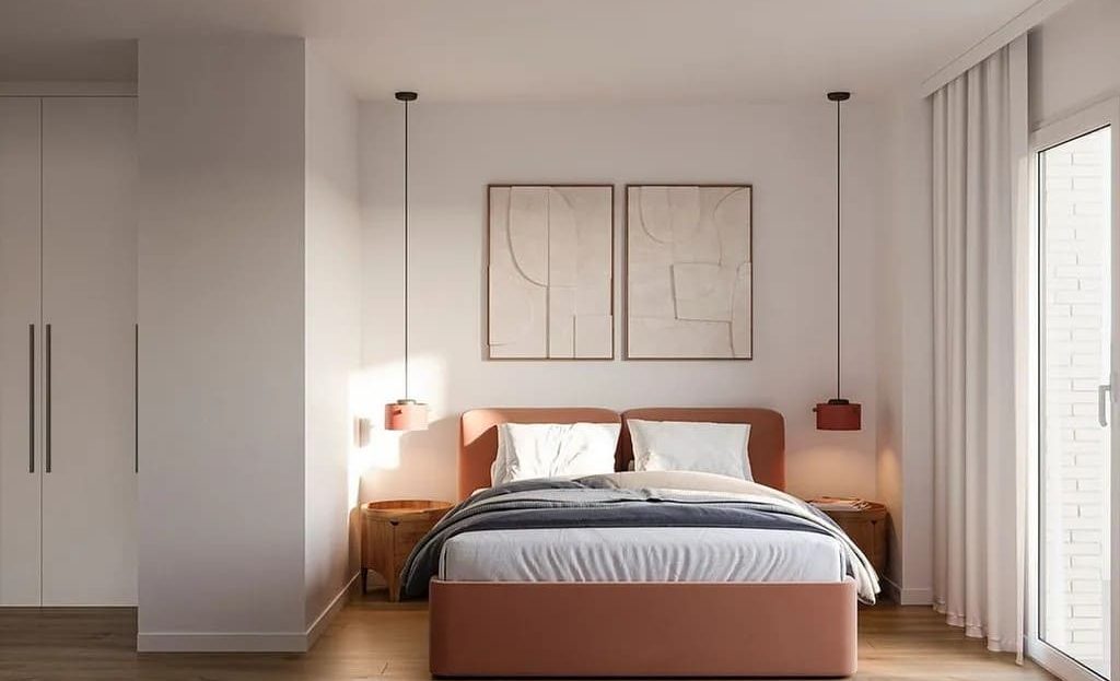 Главная спальня с большой кроватью и встроенными шкафами