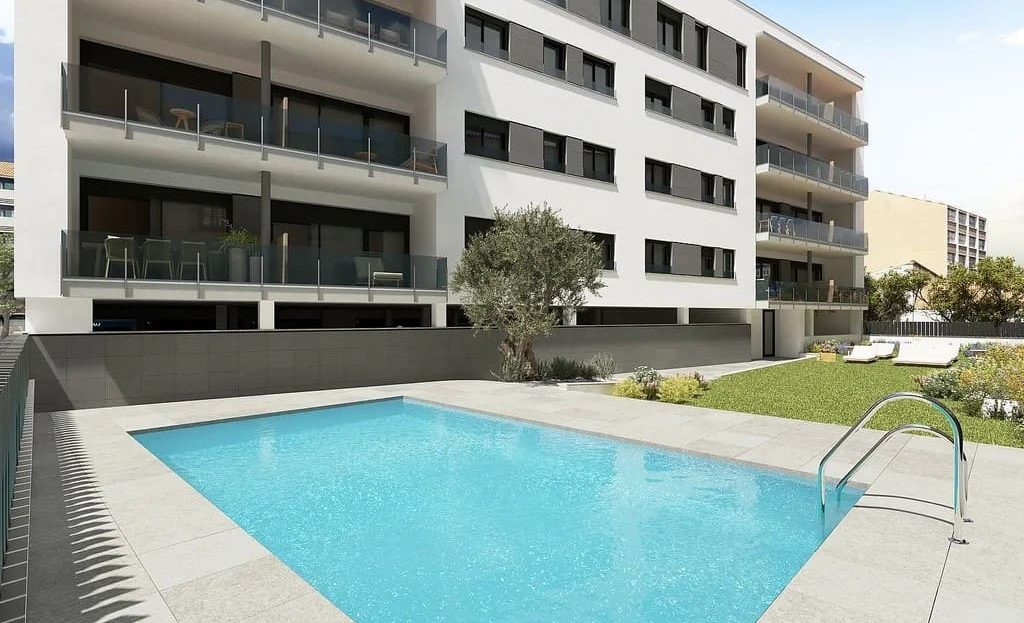 Общий бассейн и территория отдыха у новостройки.