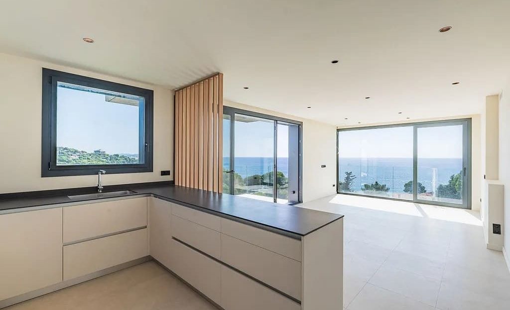 Современная кухня с видом на лес и море