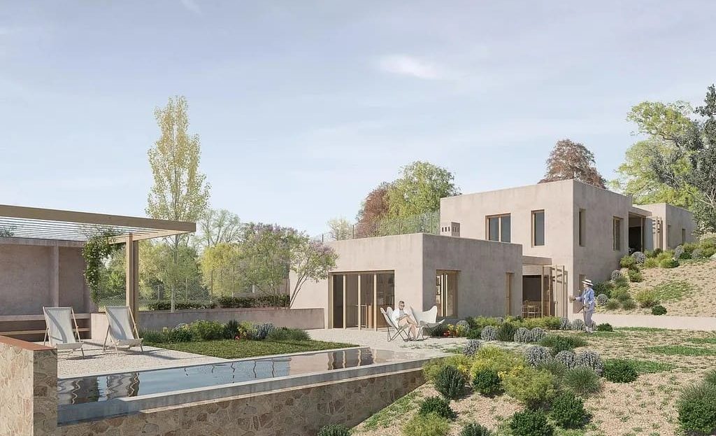 Дом с бассейном и террасой, окружённый природой