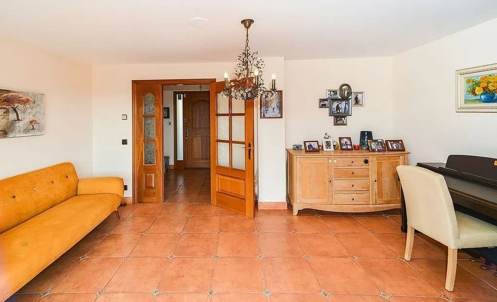 Прихожая виллы с зоной отдыха.