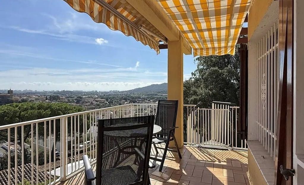 Балкон с мебелью и видом на горы и окрестности.