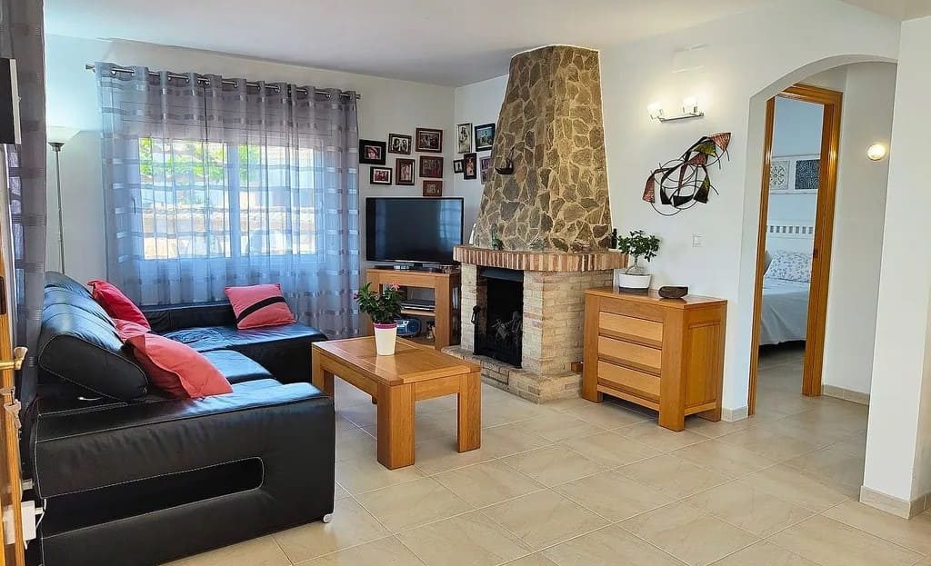 Гостиная с камином и мягкой мебелью.