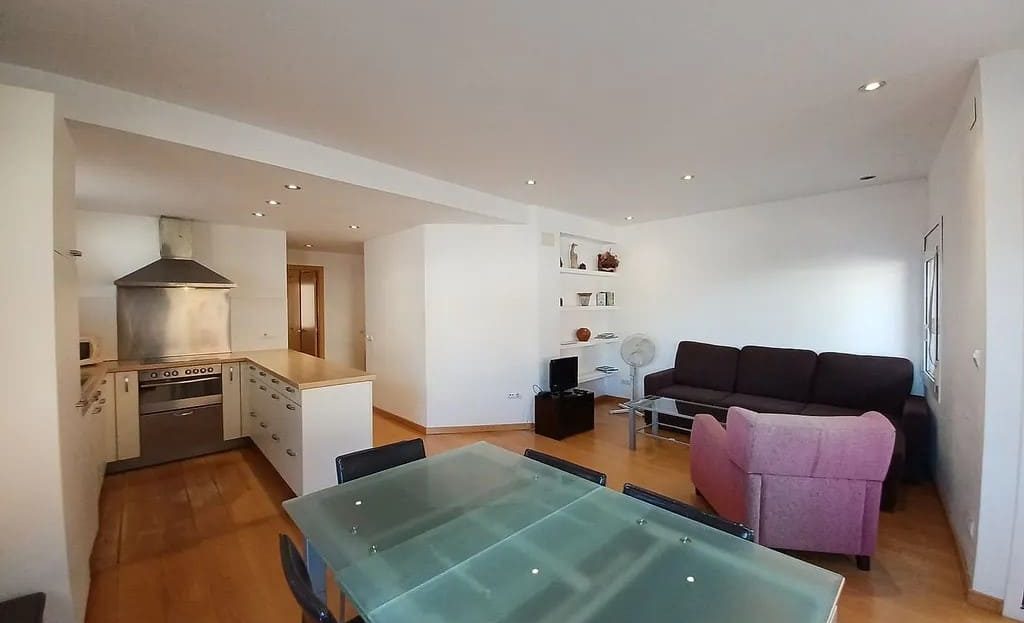 Открытая кухня, совмещённая с гостиной, с видом на балкон