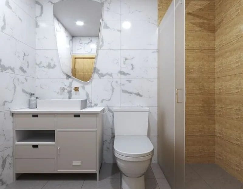 Современная ванная комната с душевой, туалетом и мраморной отделкой