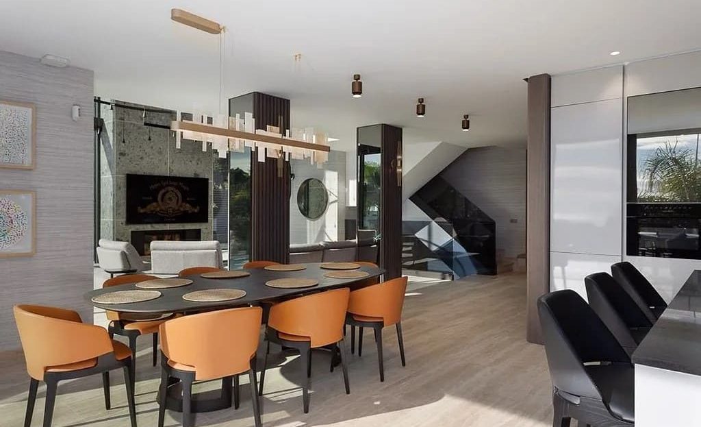 Столовая с дизайнерским интерьером и большими окнами