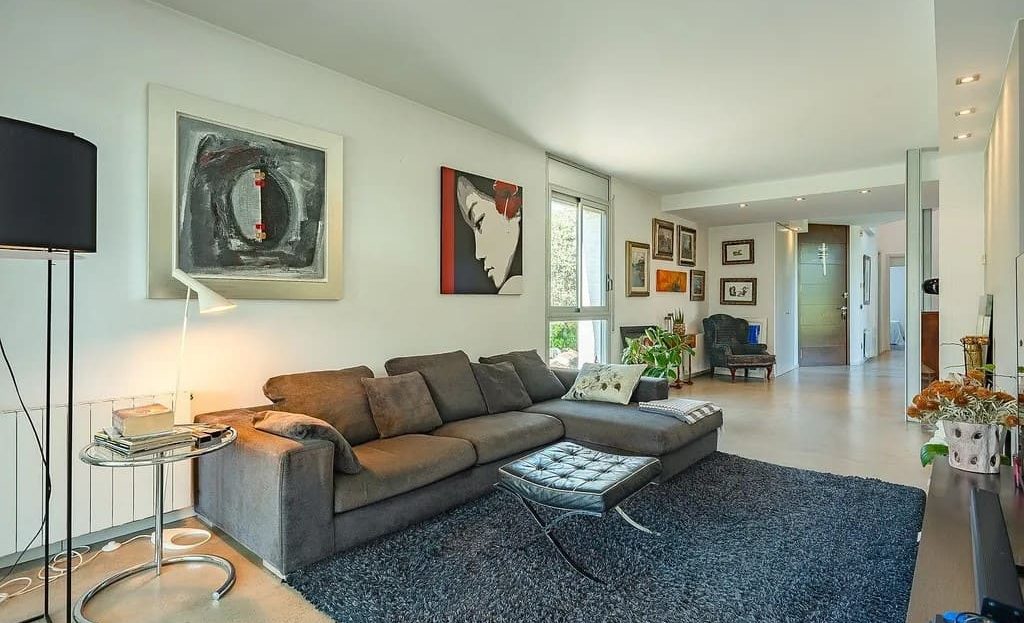 Основная гостиная с диванной зоной и панорамными окнами