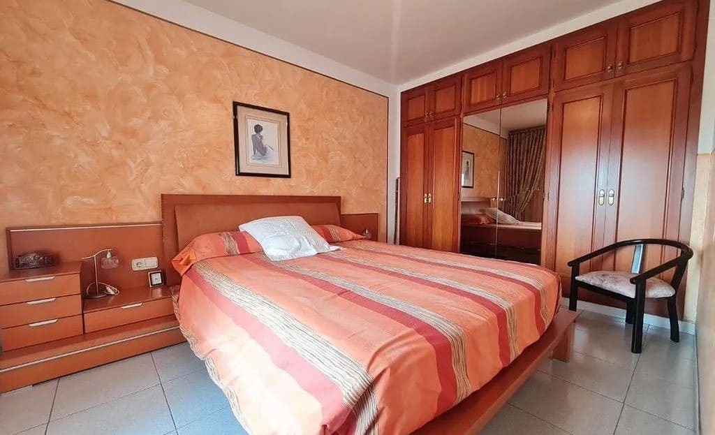 Спальня с встроенными шкафами и двуспальной кроватью