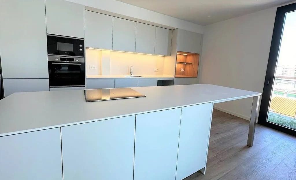 Кухня открытой планировки с центральным островом и выходом на террасу