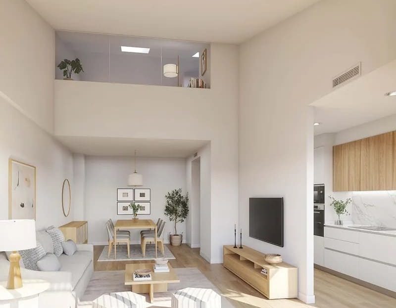 Светлая гостиная с двойной высотой потолков и современным интерьером