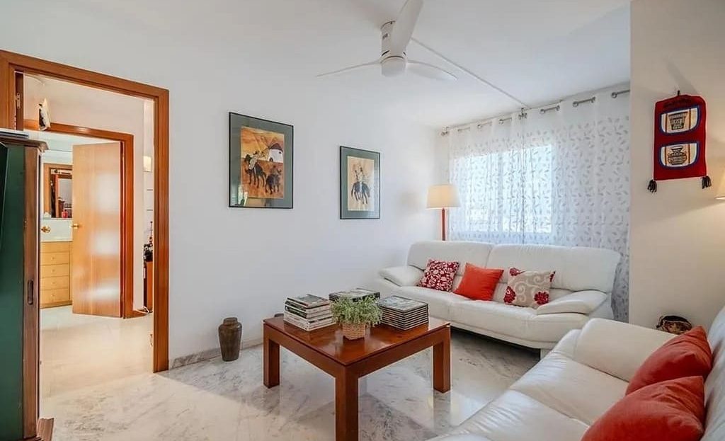 Гостиная-столовая с диванами и доступом в другие комнаты