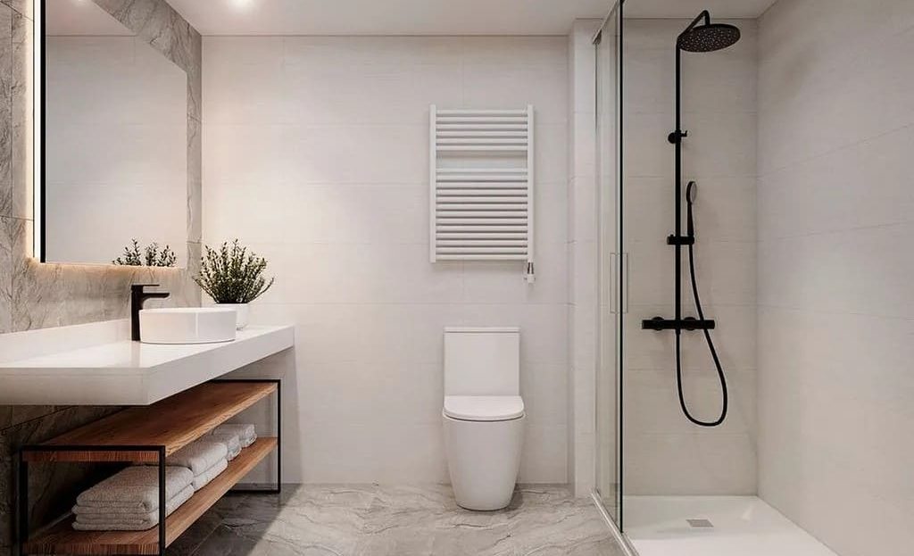 Ванная комната с душевой кабиной и современной отделкой