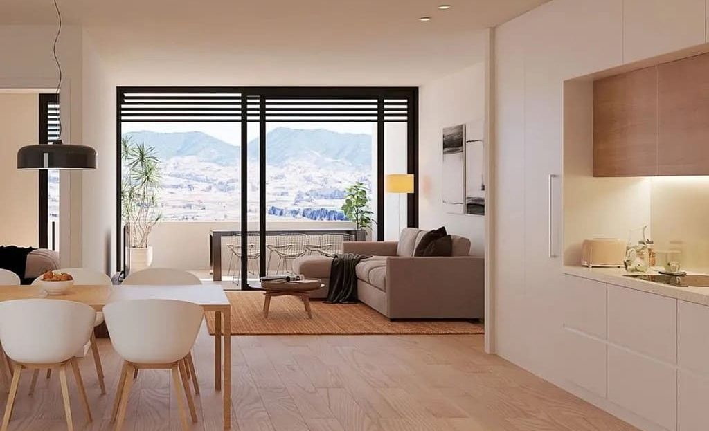 Гостиная с большими окнами и выходом на террасу