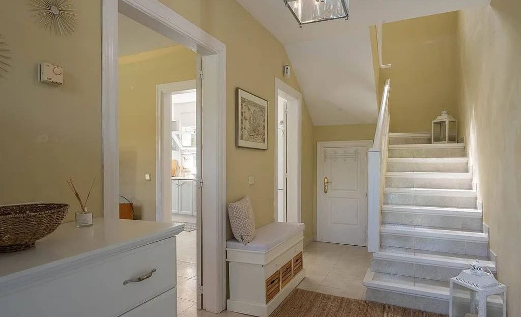 Внутренний холл и лестница на второй этаж.