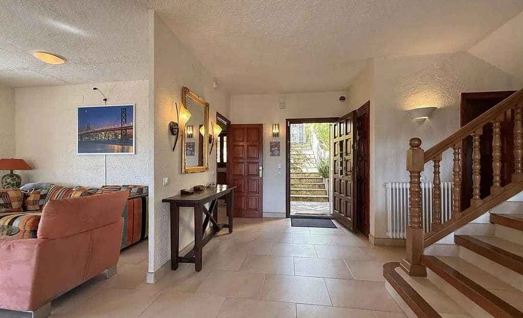 Прихожая и зона входа в дом.