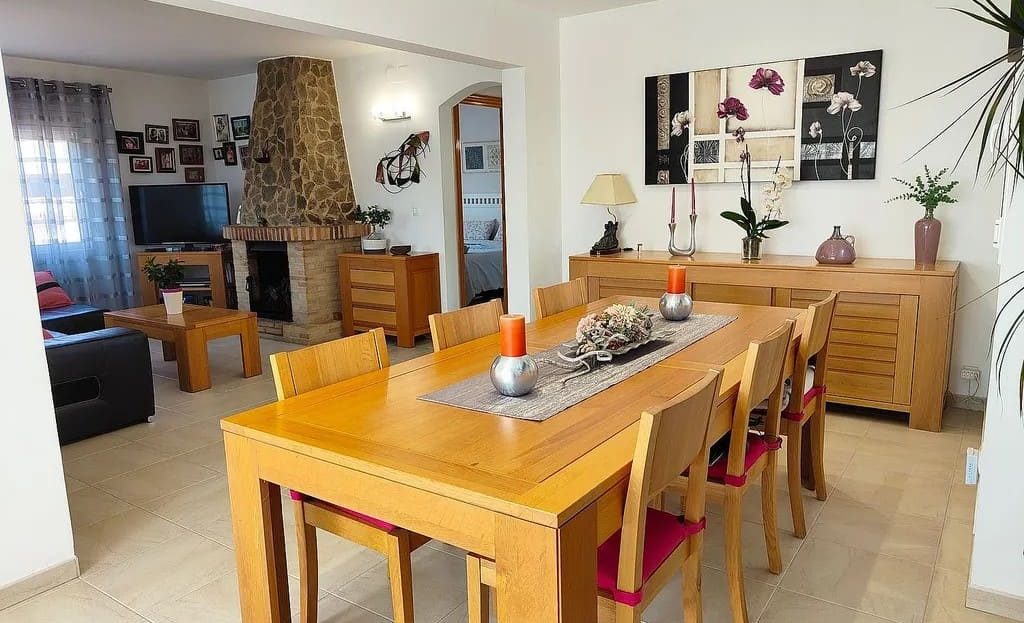 Столовая, совмещённая с гостиной и камином.