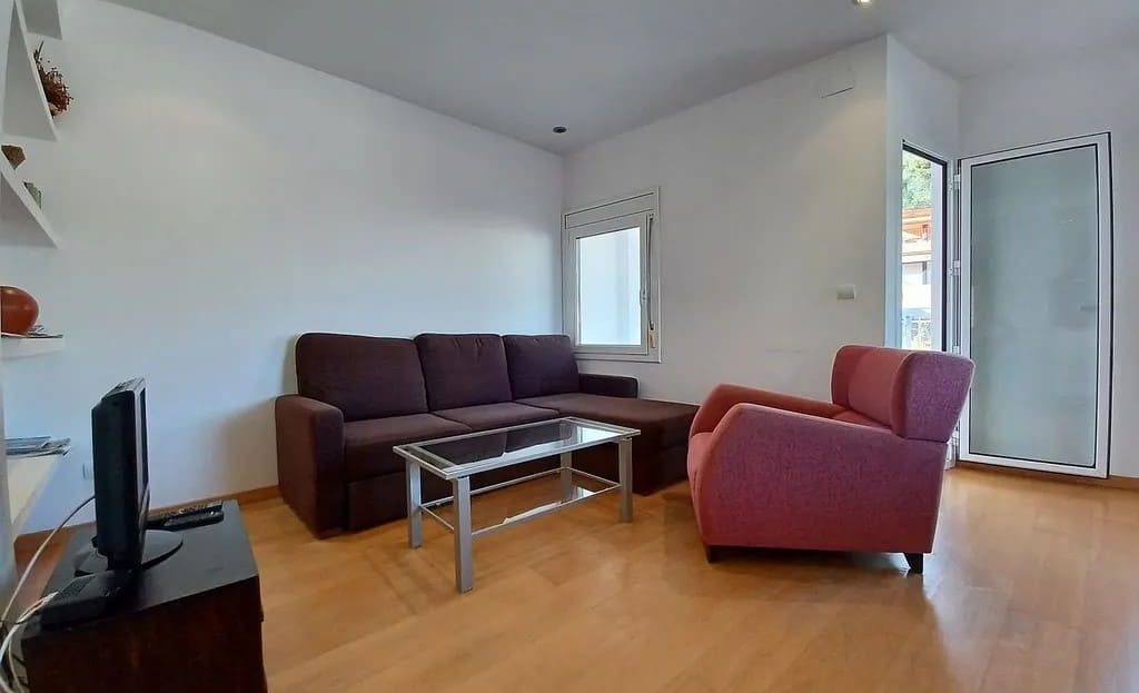 Светлая гостиная с угловым диваном и выходом на балкон