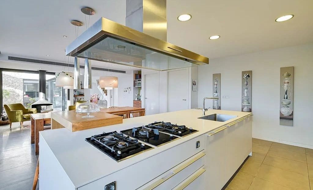 Открытая кухня с островом и высокими потолками