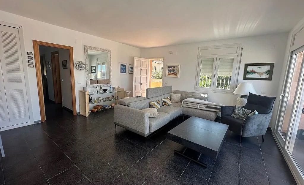 Светлая гостиная с диваном и телевизионной зоной.