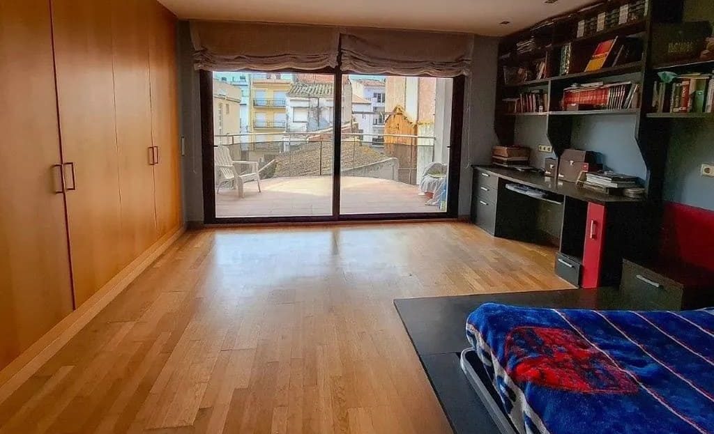 Просторная спальня с гардеробом, полками и выходом на террасу