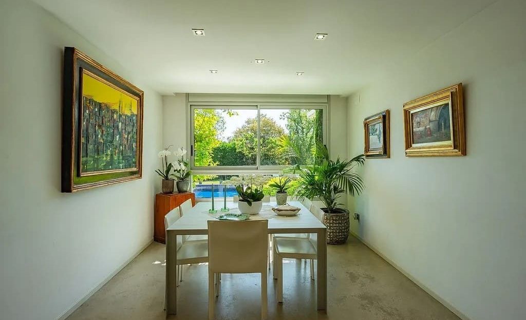 Столовая с видом на сад через большие раздвижные двери