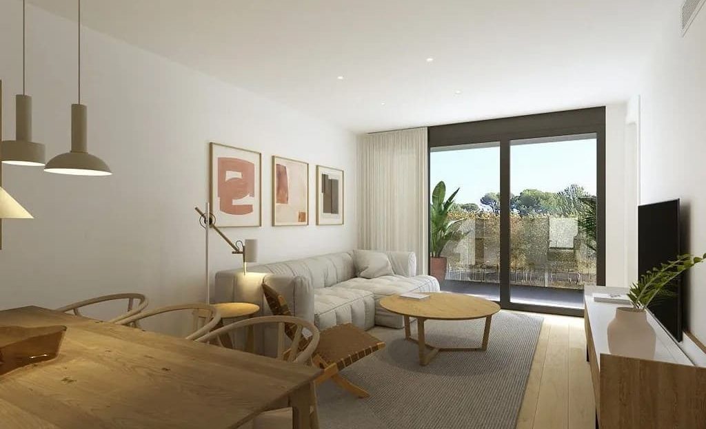 Гостиная-столовая с большими окнами и современным интерьером