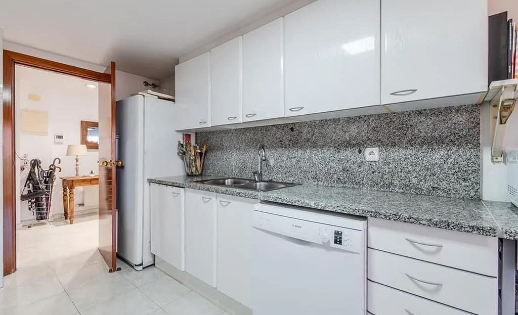 Кухня с белыми фасадами, гранитной столешницей и бытовой техникой