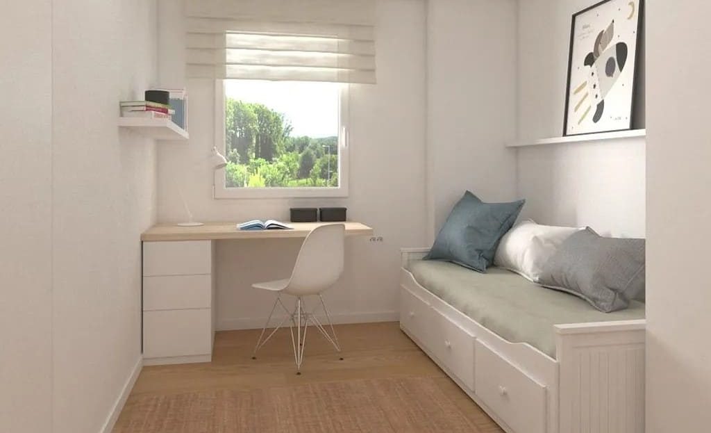 Одноместная спальня или кабинет с большим окном