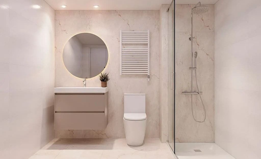 Ванная комната в светлых тонах с душем и шкафом под раковиной