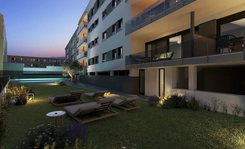 Внутренний двор комплекса с газоном и зоной отдыха.