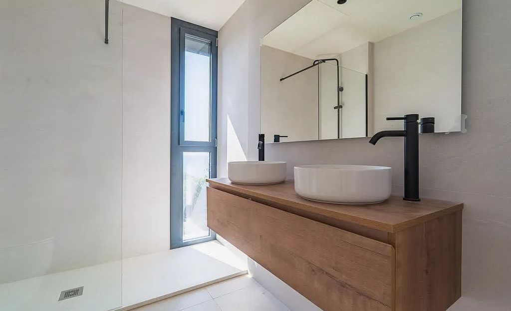 Современная ванная комната с дизайнерской отделкой