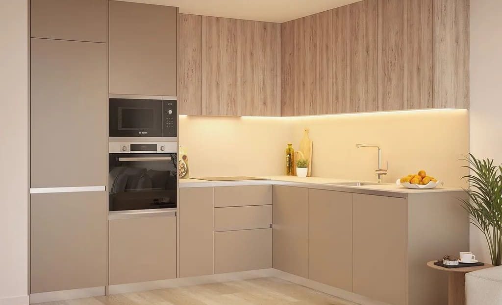 Современная кухня в бежевых тонах с деревянными акцентами