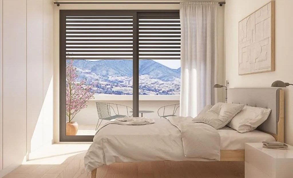 Просторная спальня с видом на улицу и панорамным окном