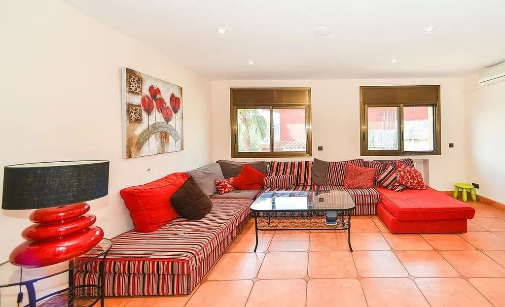 Светлая гостиная с диванами и большими окнами.